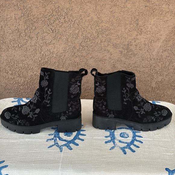 Johnny Was Vixie Chelsea Lug Boots - Picture 4 of 17